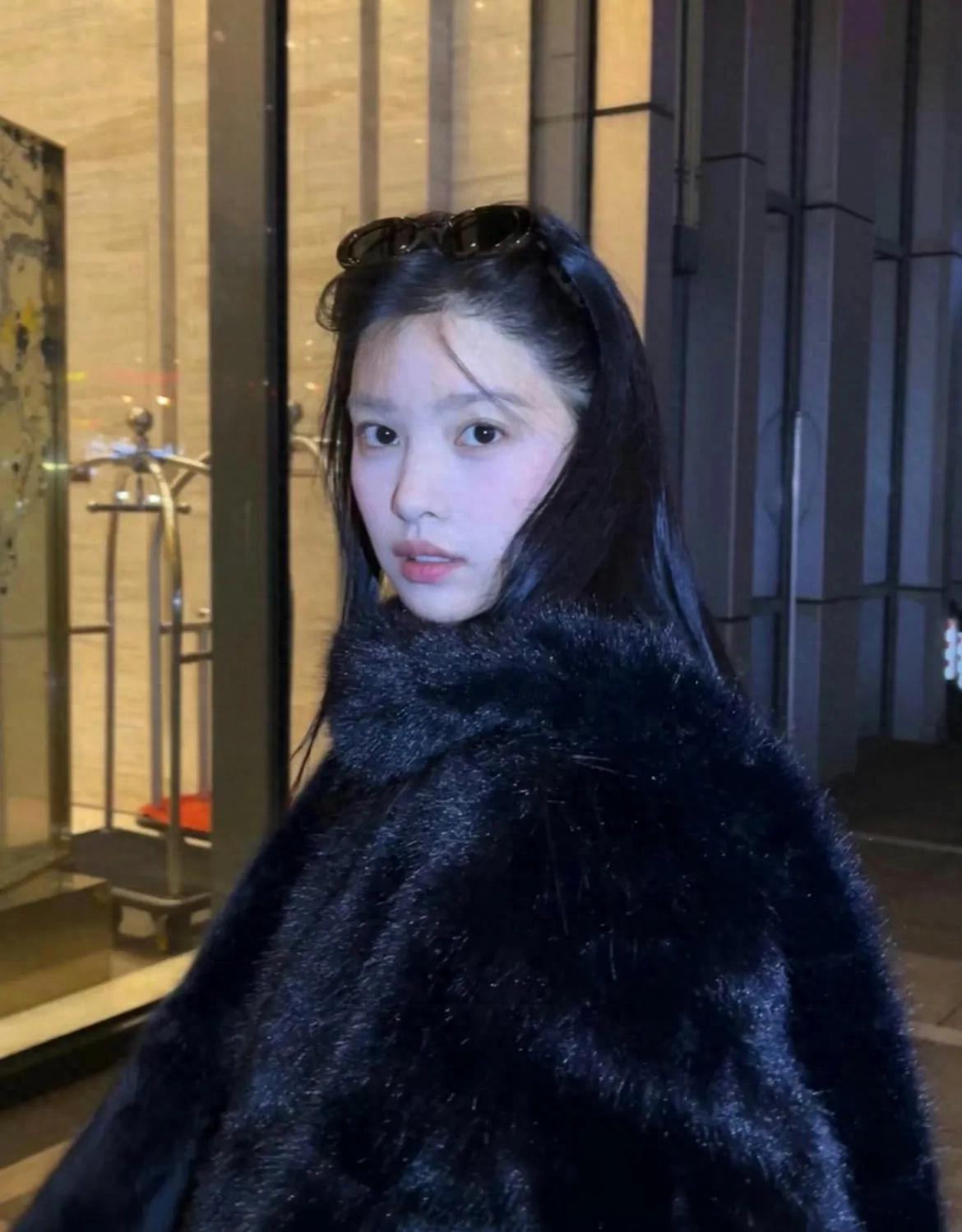 和黃景瑜同游女子疑為張藝上