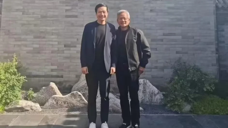 英偉達CEO黃仁勛回應大熱天穿皮夾克：只有一套西裝，沒來得及干洗