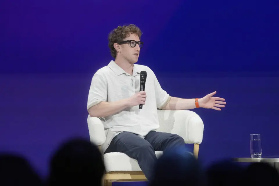 馬克·扎克伯格在 LlamaCon 上發表演講。Meta 的馬克·扎克伯格正在組建一支 AI 夢之隊。 圖片： Jeff Chiu/美聯社